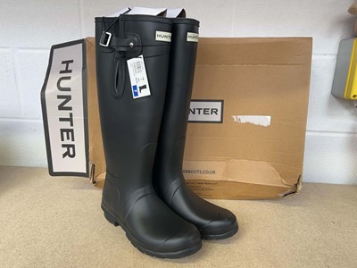 Lot 1555 - Boxed pair of Hunter cascade side wellies size...