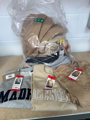 Lot 1579 - Approx. 15 ladies Elle sweaters