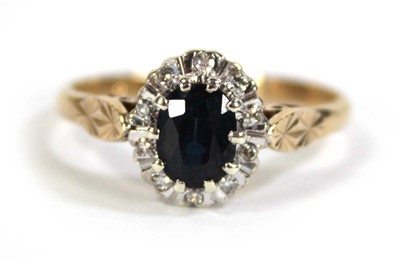 Lot 610 - A 9ct yellow gold cluster ring set oval...