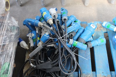 Lot 220 - 11 single phase 32 AMP to 16 AMP 2-way splitters