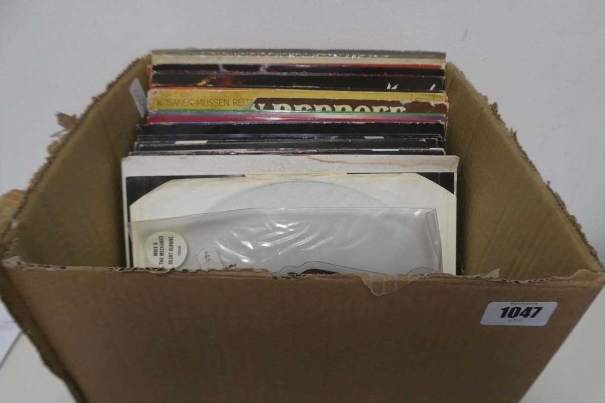 Lot Box of 7" singles, vinyl albums and 12"...
