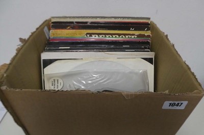 Lot Box of 7" singles, vinyl albums and 12"...