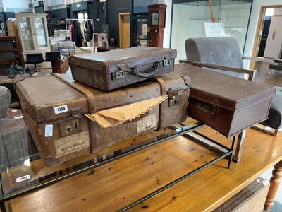 Lot 1704 - 3 graduated suitcases