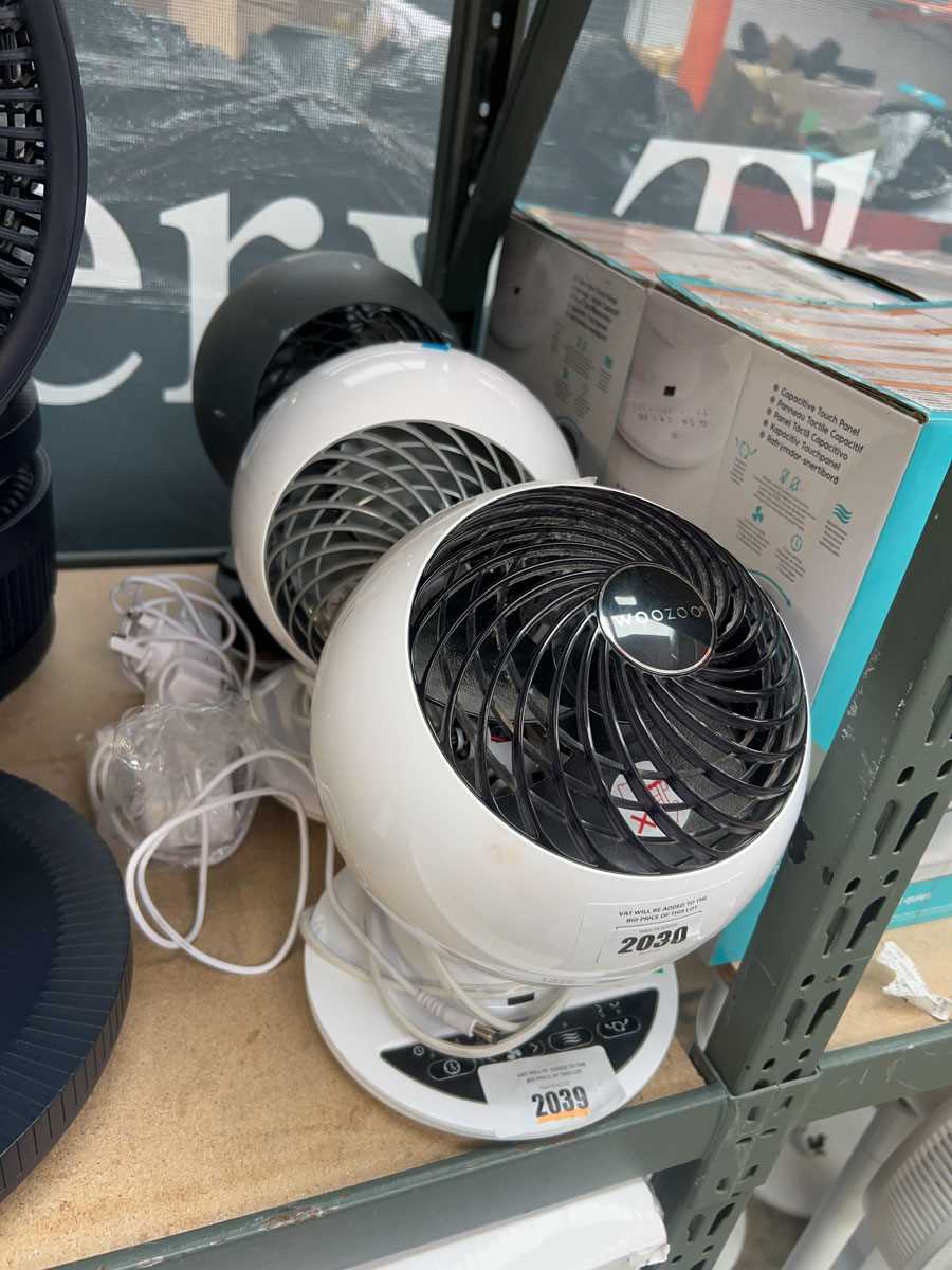 Lot 2030 - 3 Woozoo table top fans