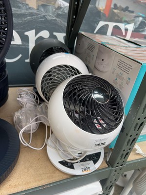 Lot 2030 - 3 Woozoo table top fans
