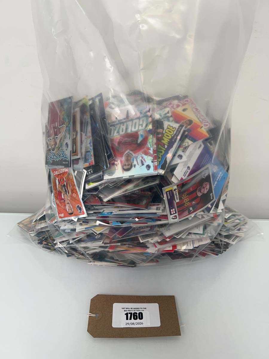 Lot 1760 - Bag containing loose football trading cards...