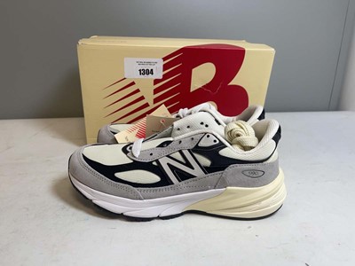 Lot 1304 - New Balance UK5.5 990 trainers in grey - boxed