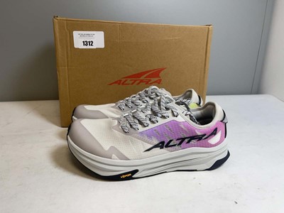 Lot 1312 - Altra UK6 mont blanc C X soar trainers in grey...