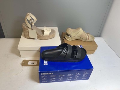 Lot 1318 - 3x Boxed pairs of sandals to include Calvin...