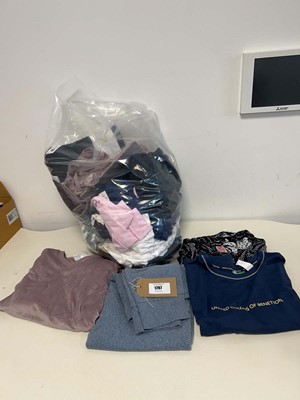 Lot Mixed lot of ladies loungewear/sleepwear to...