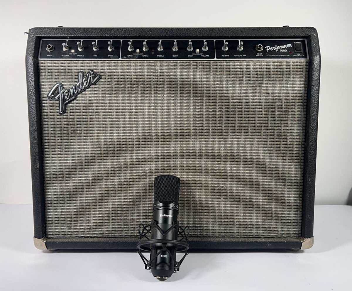 Lot A Fender Performer 1000 type PR 209 guitar...
