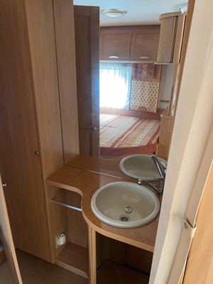 Lot 4253 - Burstner Ventana Classic 4-berth single-axle...