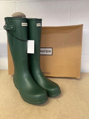 Lot Boxed pair of Hunter cascade side wellies size...