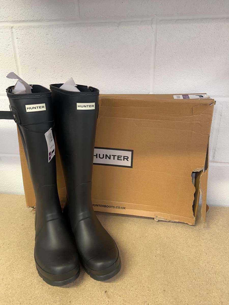 Lot Boxed pair of Hunter cascade side wellies size...