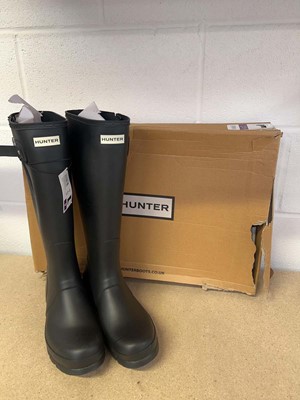 Lot Boxed pair of Hunter cascade side wellies size...