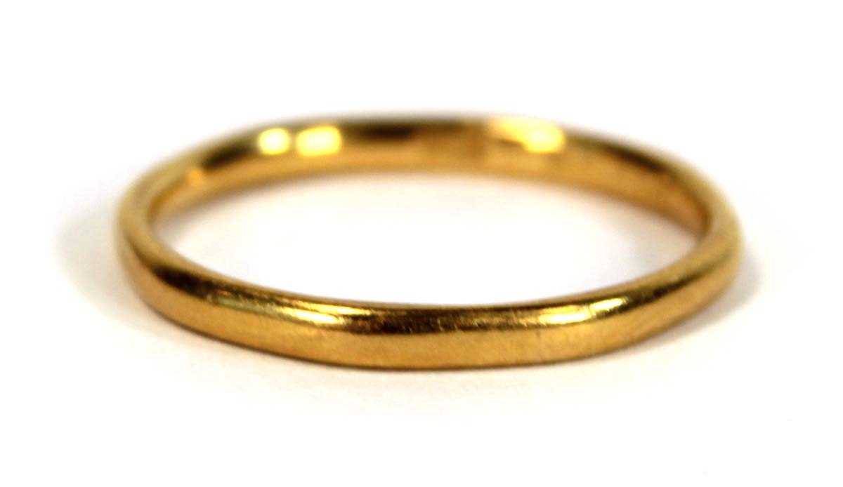 Lot 633 - A 22ct yellow gold wedding band, band w. 2 mm,...