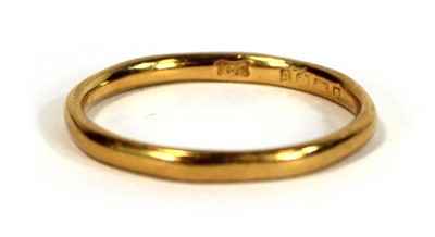 Lot 633 - A 22ct yellow gold wedding band, band w. 2 mm,...