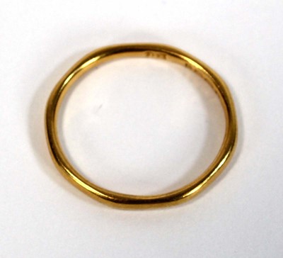 Lot 633 - A 22ct yellow gold wedding band, band w. 2 mm,...