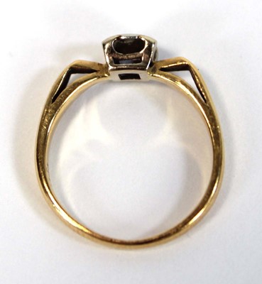 Lot 643 - An 18ct yellow gold ring set small diamond in...