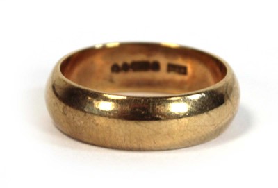 Lot 649 - A 9ct yellow gold wedding band, band w. 5.5 mm,...