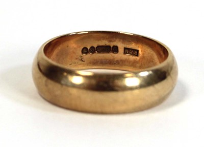 Lot 649 - A 9ct yellow gold wedding band, band w. 5.5 mm,...
