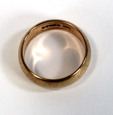 Lot 649 - A 9ct yellow gold wedding band, band w. 5.5 mm,...