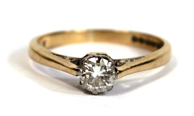 Lot 671 - An 18ct yellow gold ring set brilliant cut...