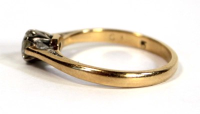 Lot 671 - An 18ct yellow gold ring set brilliant cut...