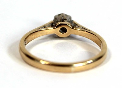Lot 671 - An 18ct yellow gold ring set brilliant cut...