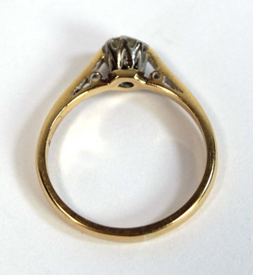 Lot 671 - An 18ct yellow gold ring set brilliant cut...
