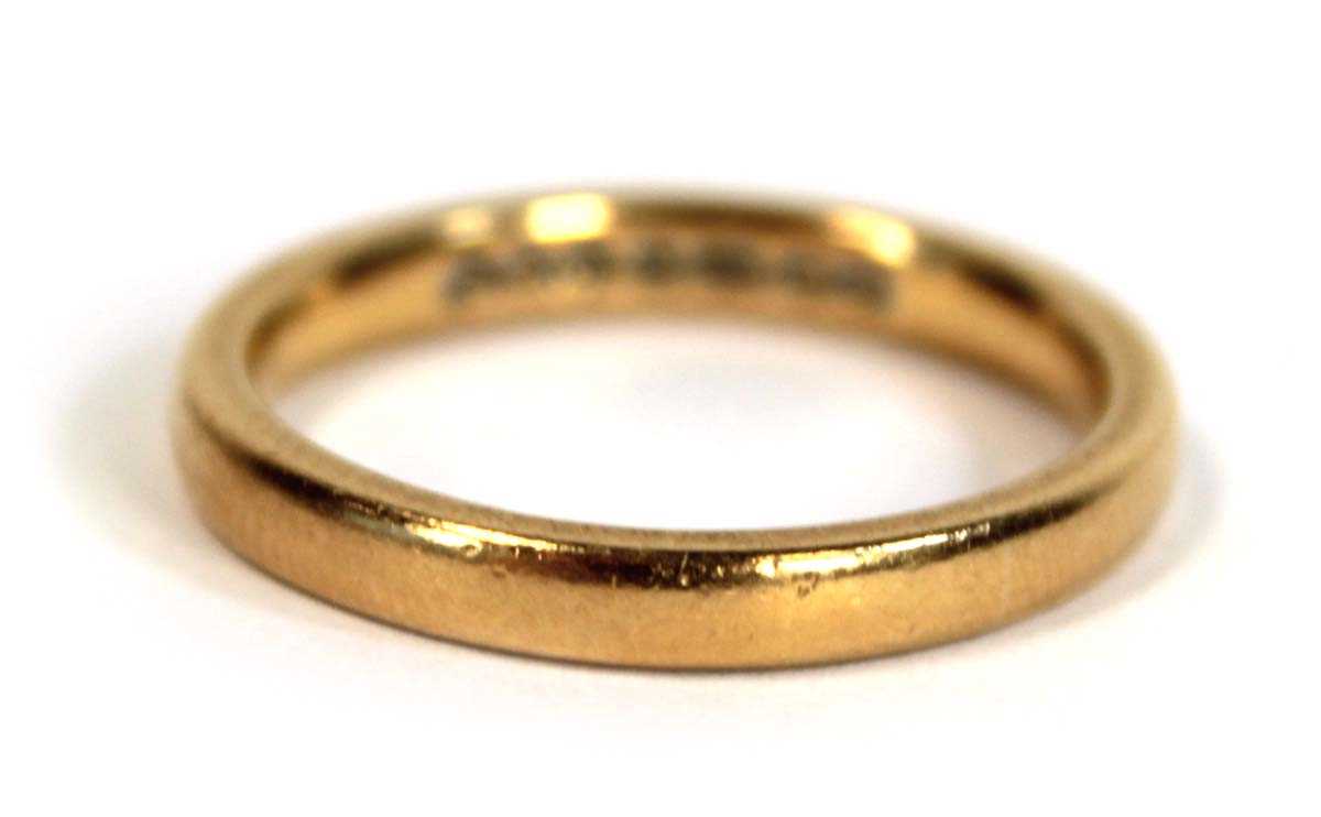 Lot 672 - A 22ct yellow gold wedding band, band w. 2.5...