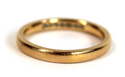 Lot 672 - A 22ct yellow gold wedding band, band w. 2.5...