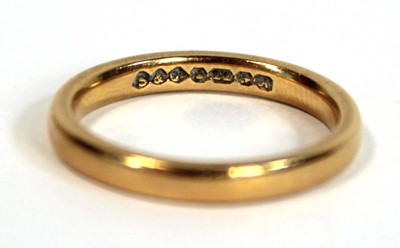 Lot 672 - A 22ct yellow gold wedding band, band w. 2.5...
