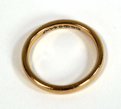 Lot 672 - A 22ct yellow gold wedding band, band w. 2.5...