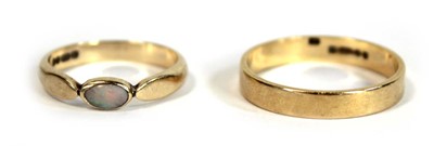 Lot 674 - An 18ct yellow gold wedding band, band w. 3 mm,...