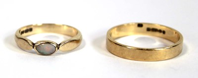 Lot 674 - An 18ct yellow gold wedding band, band w. 3 mm,...
