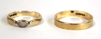 Lot 674 - An 18ct yellow gold wedding band, band w. 3 mm,...