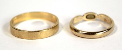 Lot 674 - An 18ct yellow gold wedding band, band w. 3 mm,...