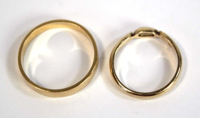 Lot 674 - An 18ct yellow gold wedding band, band w. 3 mm,...
