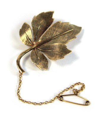 Lot 675 - A 9ct yellow gold brooch in the form of a...