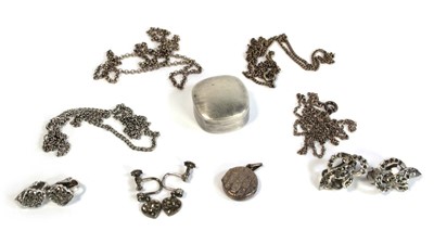 Lot 677 - A group of silver and metalware jewellery...