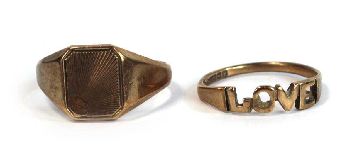 Lot 679 - A 9ct yellow gold signet ring with sunburst...