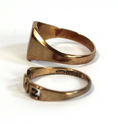 Lot 679 - A 9ct yellow gold signet ring with sunburst...
