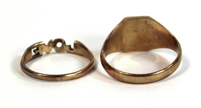 Lot 679 - A 9ct yellow gold signet ring with sunburst...