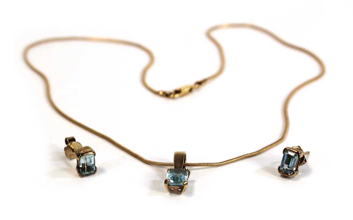 Lot 681 - A 9ct yellow gold snakelink necklace...