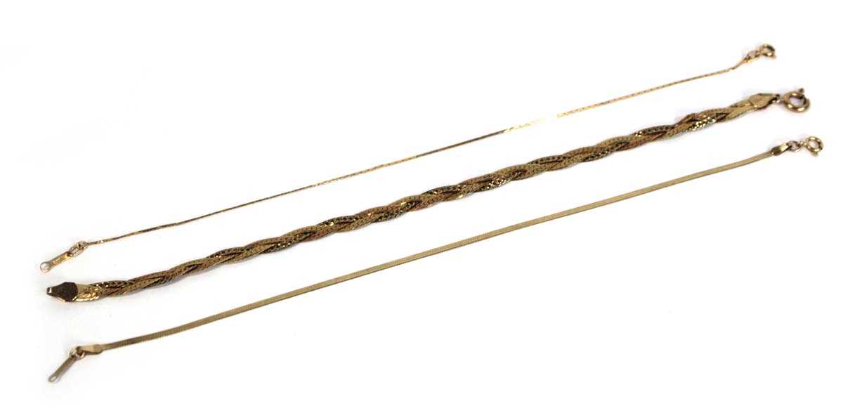 Lot 683 - A 9ct yellow gold flat ropetwist bracelet, l....