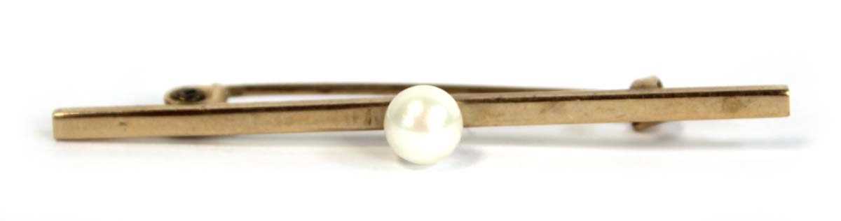 Lot 688 - A 9ct yellow gold bar brooch set cultured...