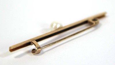 Lot 688 - A 9ct yellow gold bar brooch set cultured...