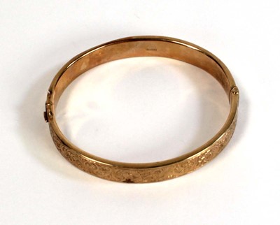 Lot 692 - A 15ct yellow gold florally engraved hinged...