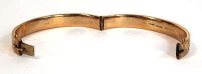 Lot 692 - A 15ct yellow gold florally engraved hinged...